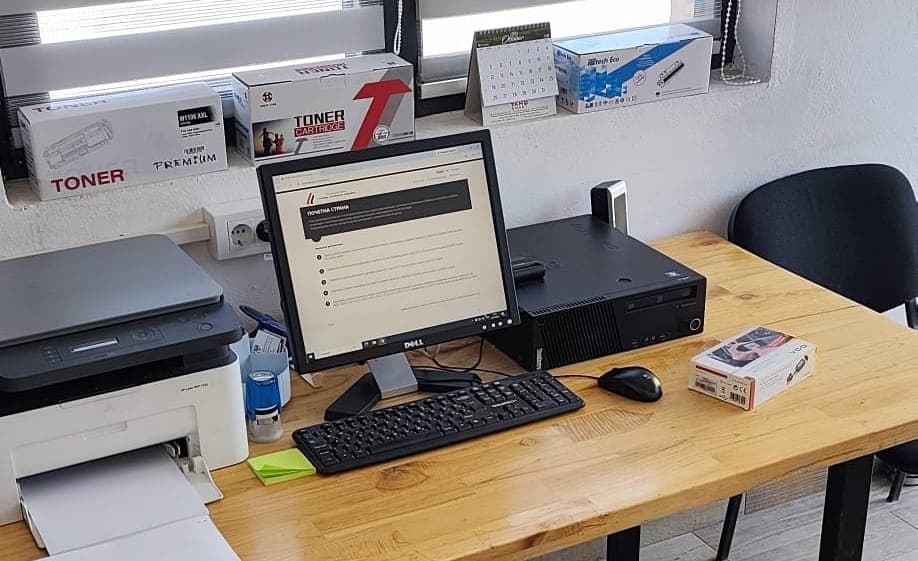Računar, štampač i VDO oprema na radnom stolu