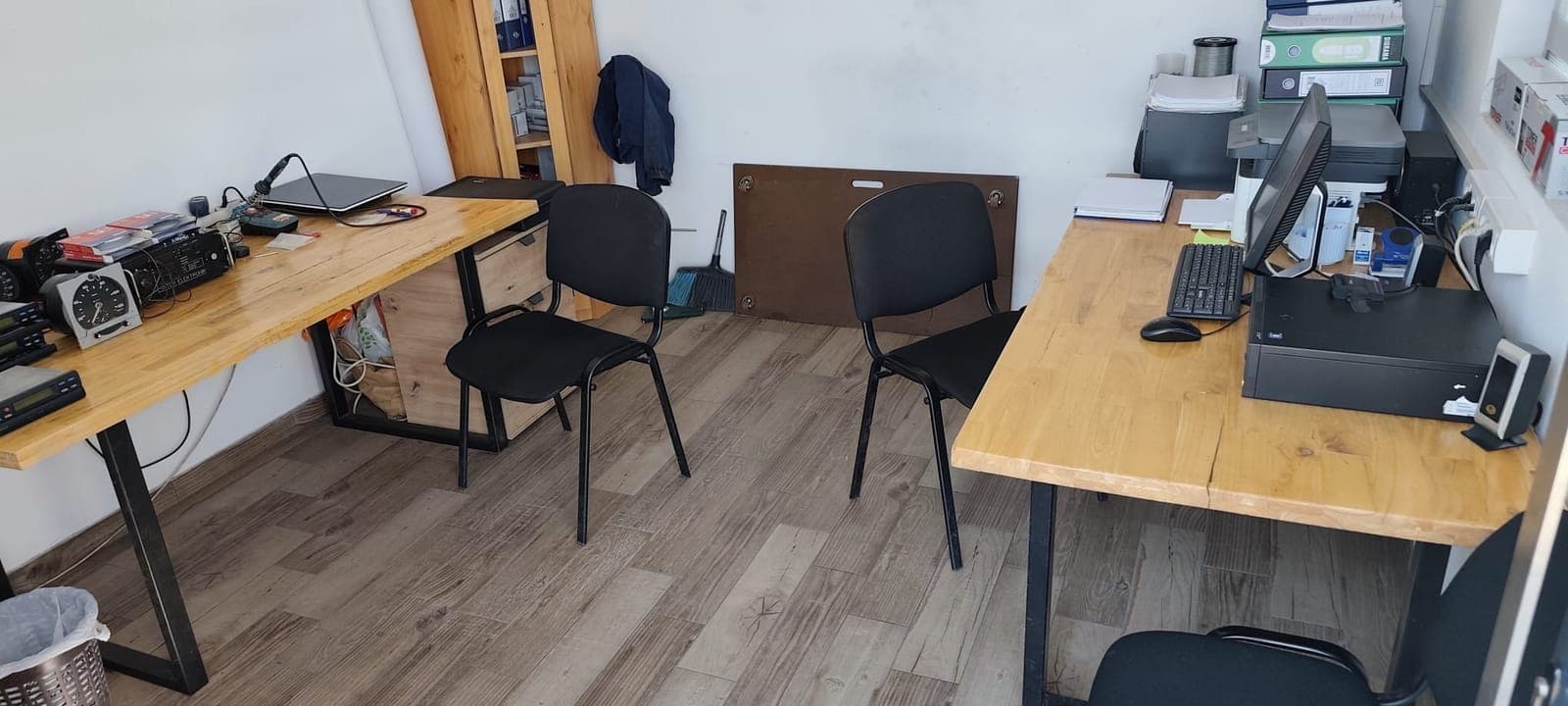 Kancelarija radionice sa radnim stolovima i računarom