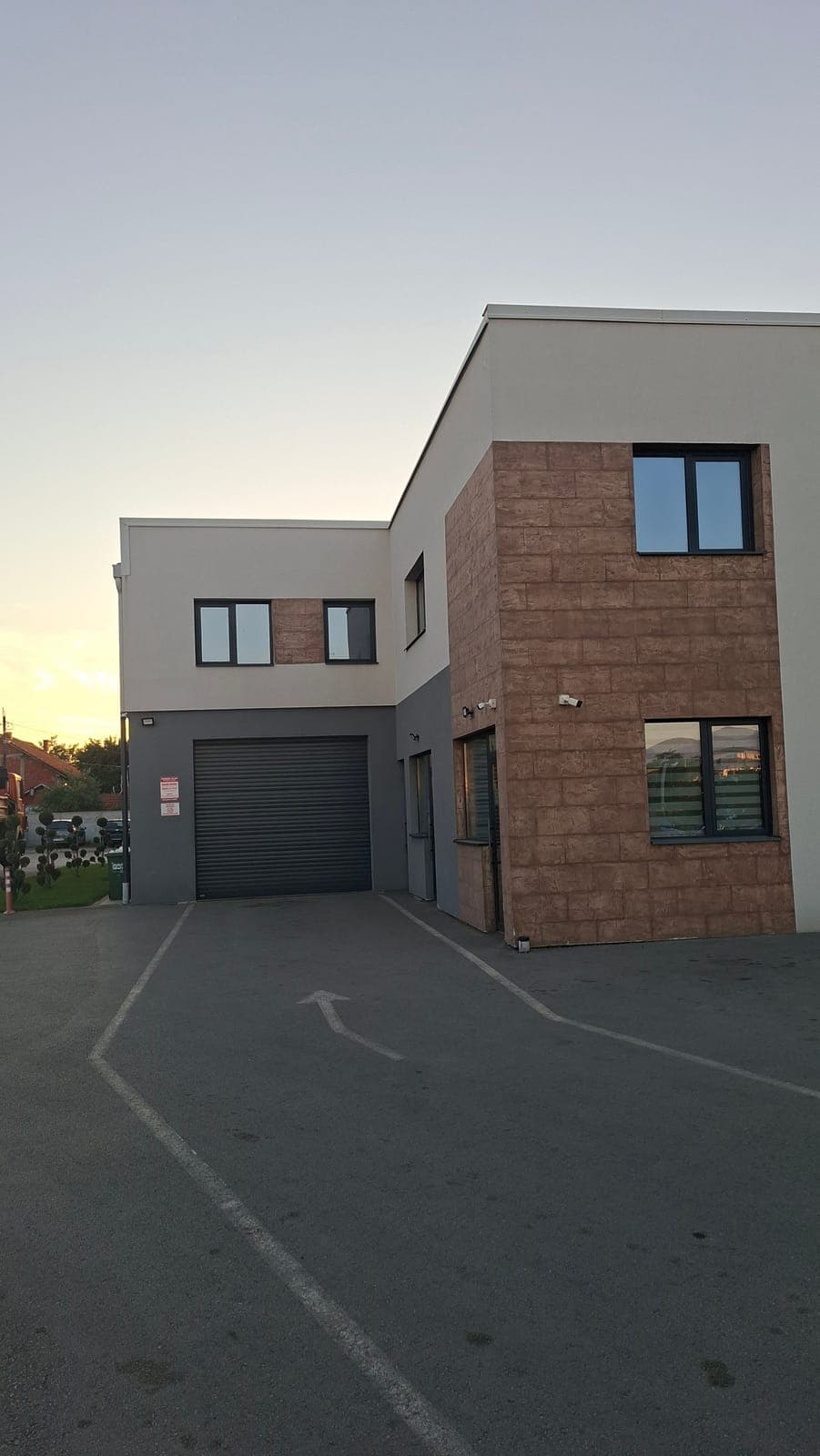 Ulaz u radionicu Taho Smart sa garažnim vratima